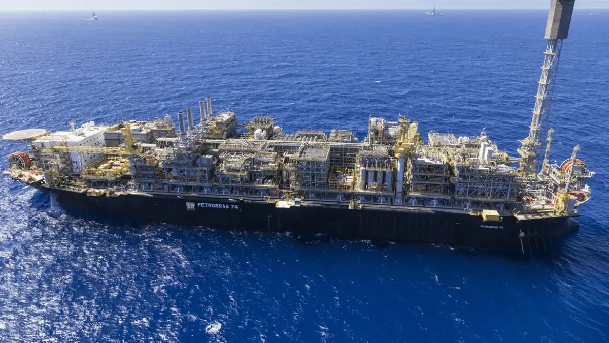 Preço do petróleo cai com diplomacia e oferta em alta