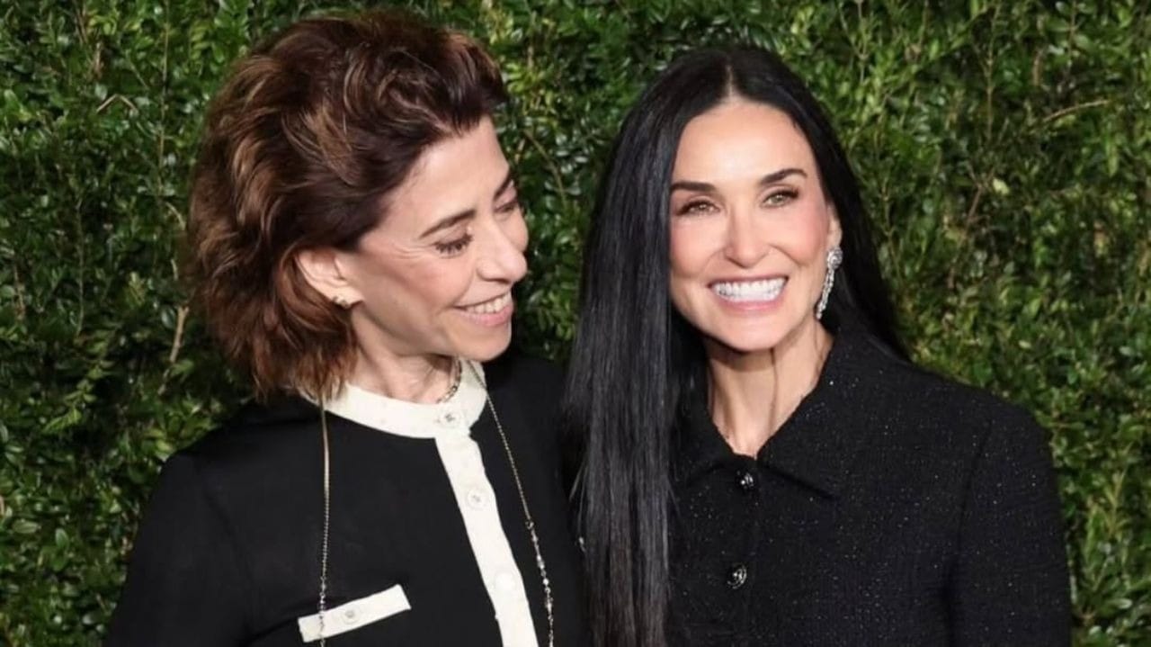 Fernanda Torres posa com Demi Moore antes do Bafta