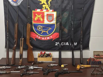 PM apreende 19 armas e mais de 400 munições em casa de possível armeiro durante perseguição
