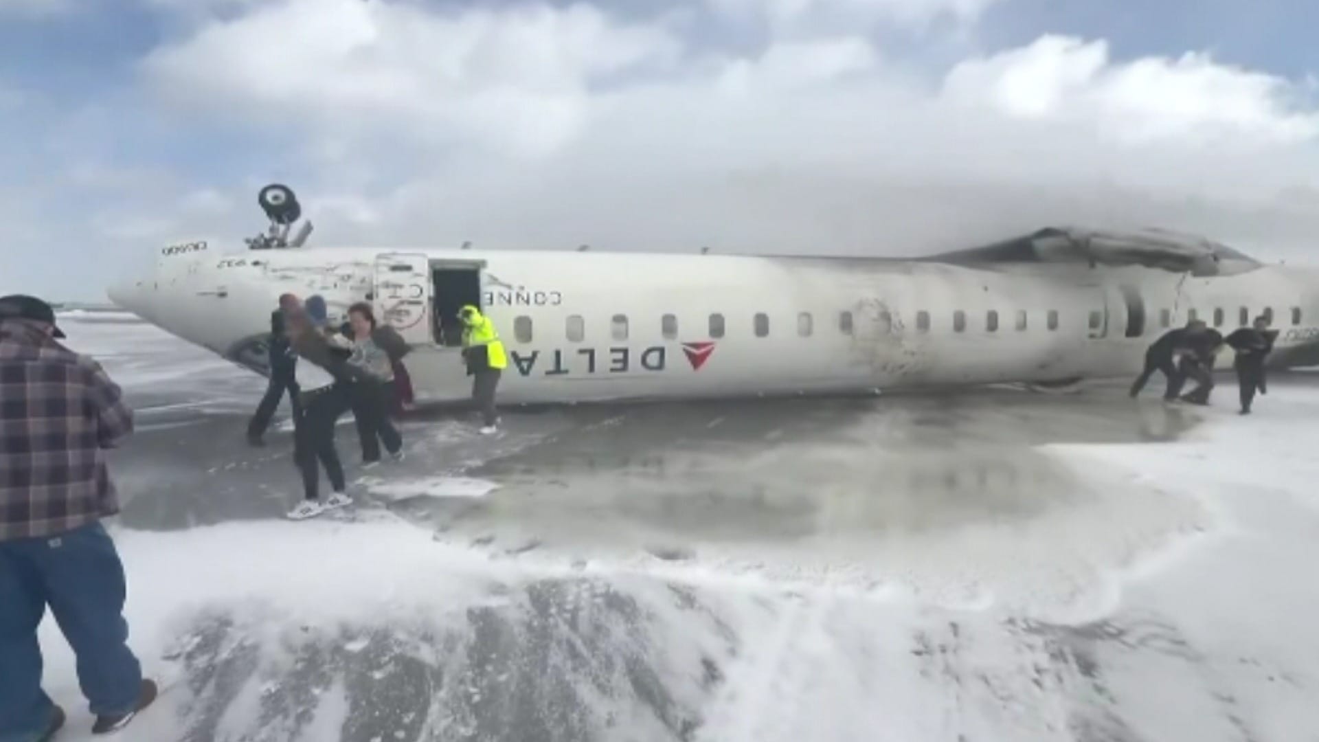 Três pessoas seguem em estado grave após avião capotar no Canadá