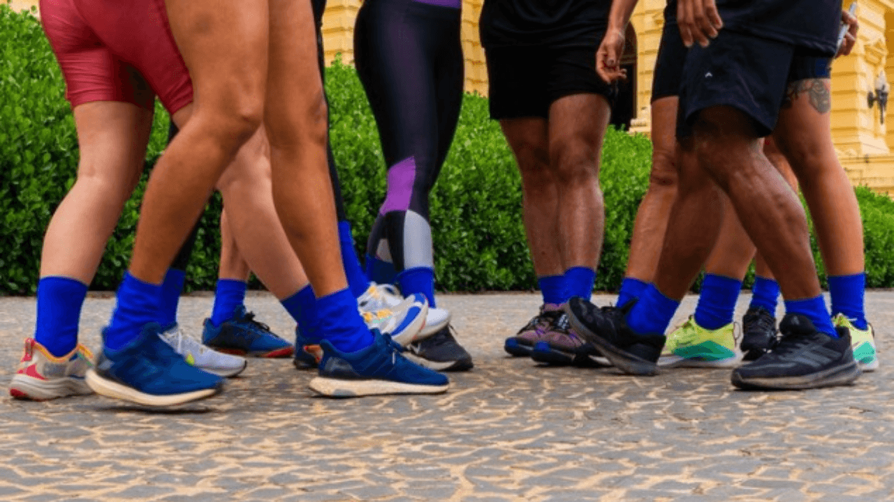 Meia azul vira código de paquera entre corredores