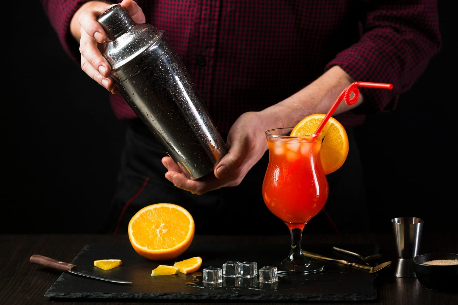 A coqueteleira é ideal para preparar drinks e coquetéis, com ou sem álcool. / Foto: Freepik