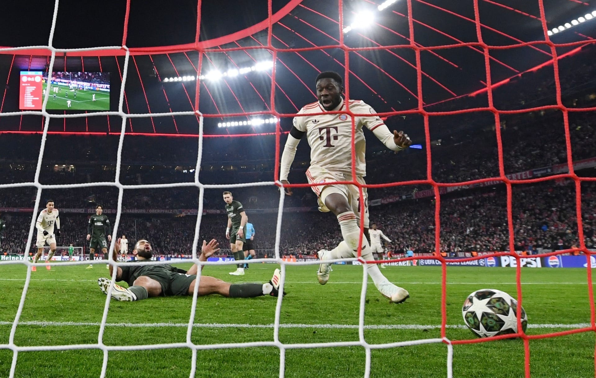Bayern vai às oitavas da Champions no sufoco; Milan decepciona e cai para o Feyenoord