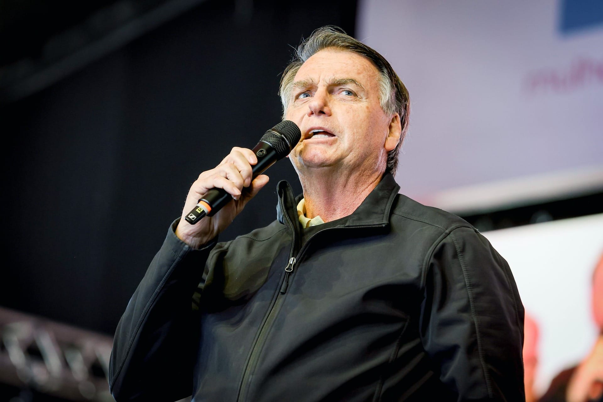 Bolsonaro faz primeira aparição pública após denúncia da PGR: 'Caguei para a prisão'