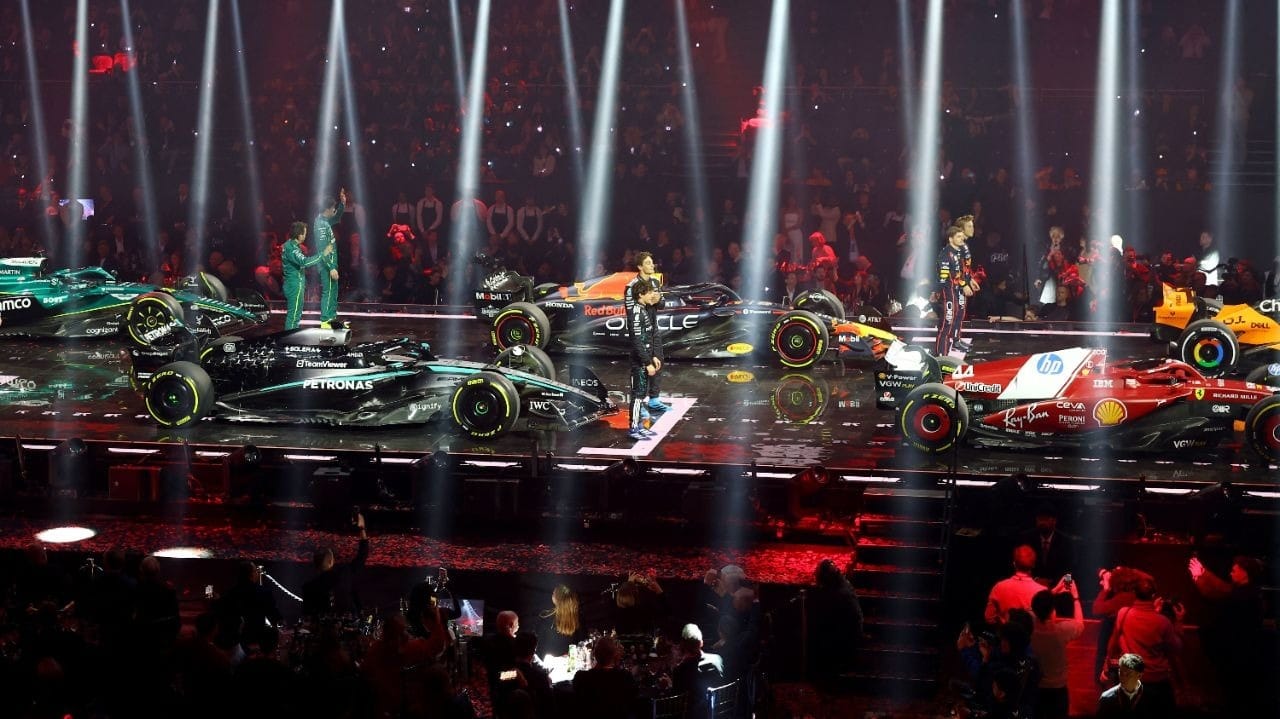 Abertura da temporada da F1 tem Bortoleto animado, vaias à Red Bull e festa para Hamilton