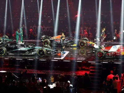 Abertura da temporada da F1 tem Bortoleto animado, vaias à Red Bull e festa para Hamilton