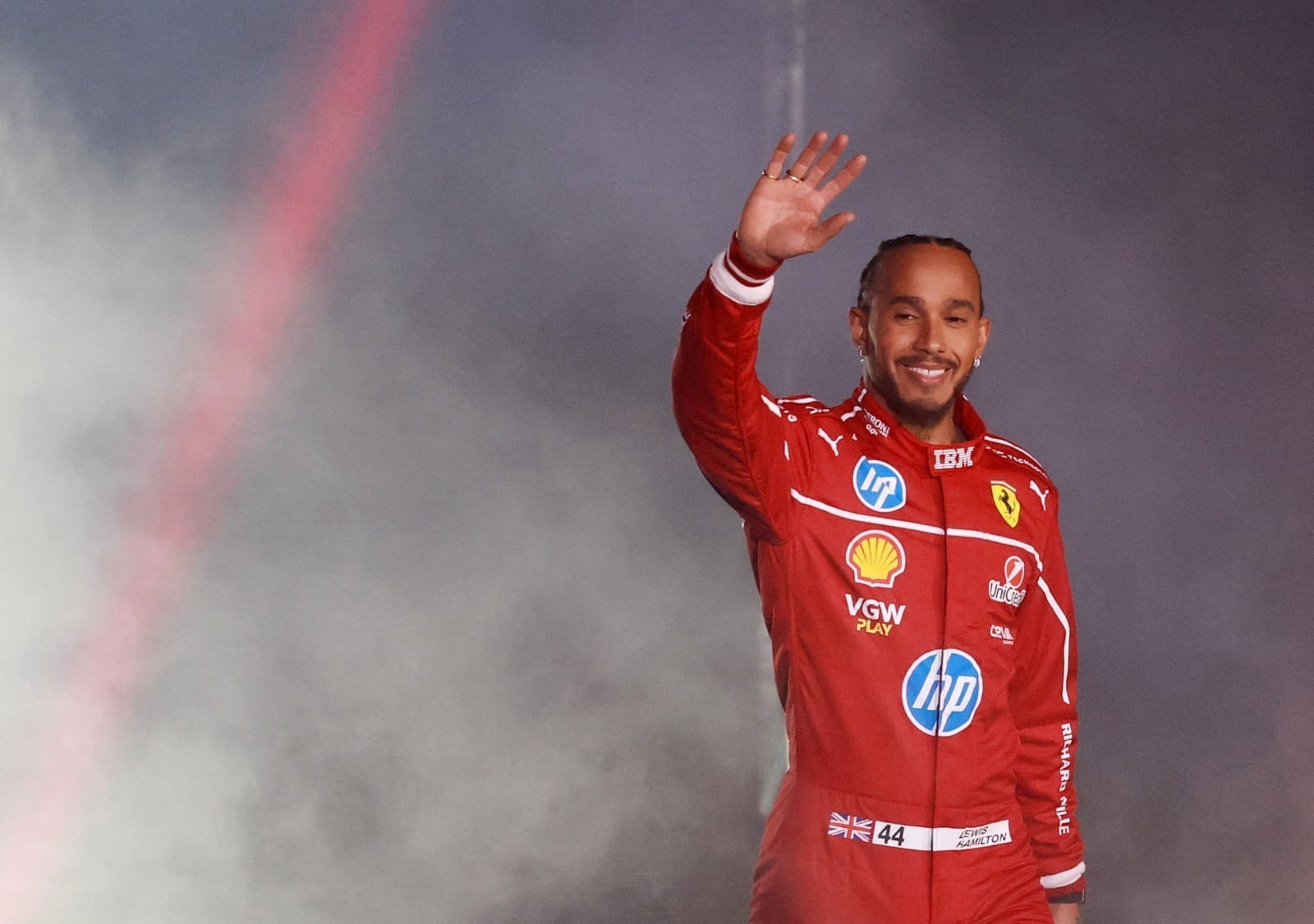 'Estou cheio de vida', diz Hamilton; veja a Ferrari de 2025 apresentada no F1 75 Live