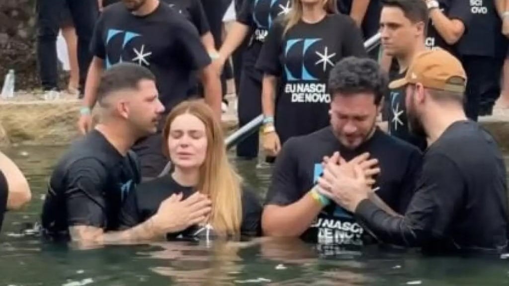 Viih Tube rebate críticas sobre batismo em igreja evangélica: "Crente falando mal de crente"