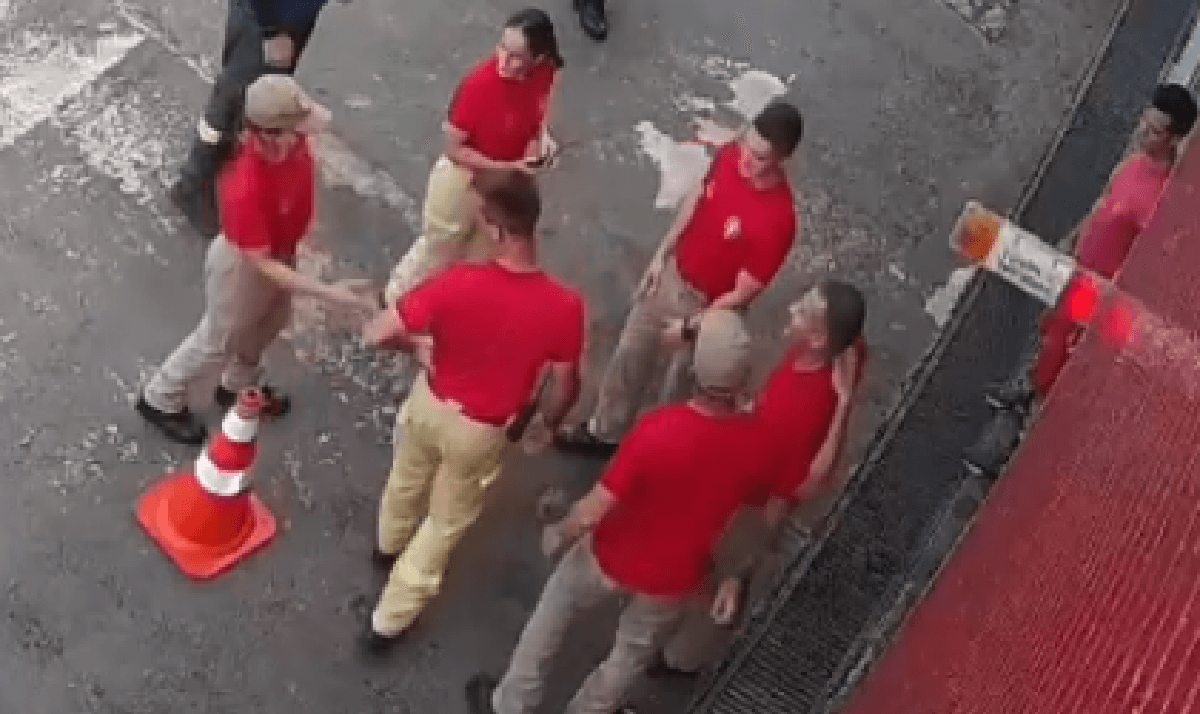 Bombeiros se emocionam após salvarem bebê que ficou 6 minutos submerso em piscina