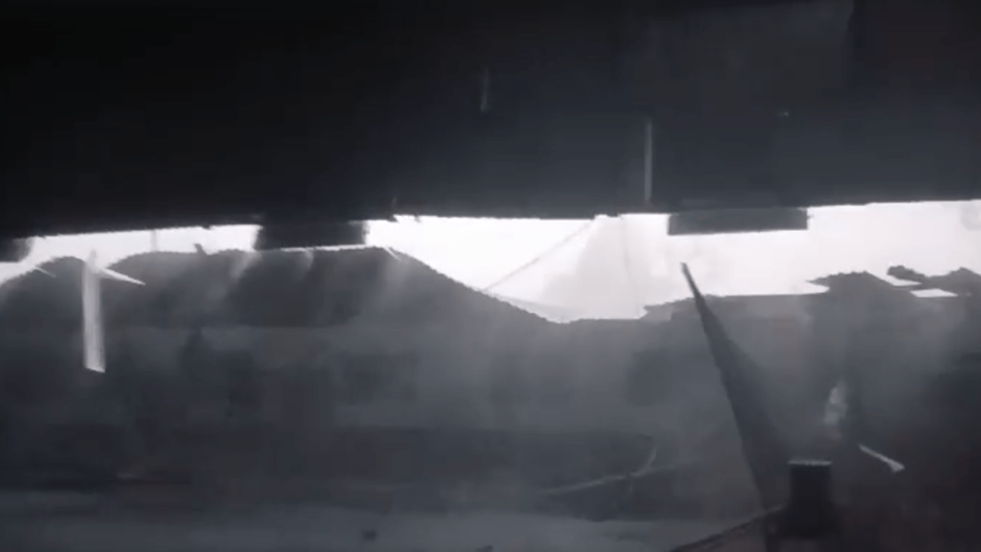 Tempestade destrói muro e parte do telhado de ginásio esportivo em Taubaté; veja vídeo
