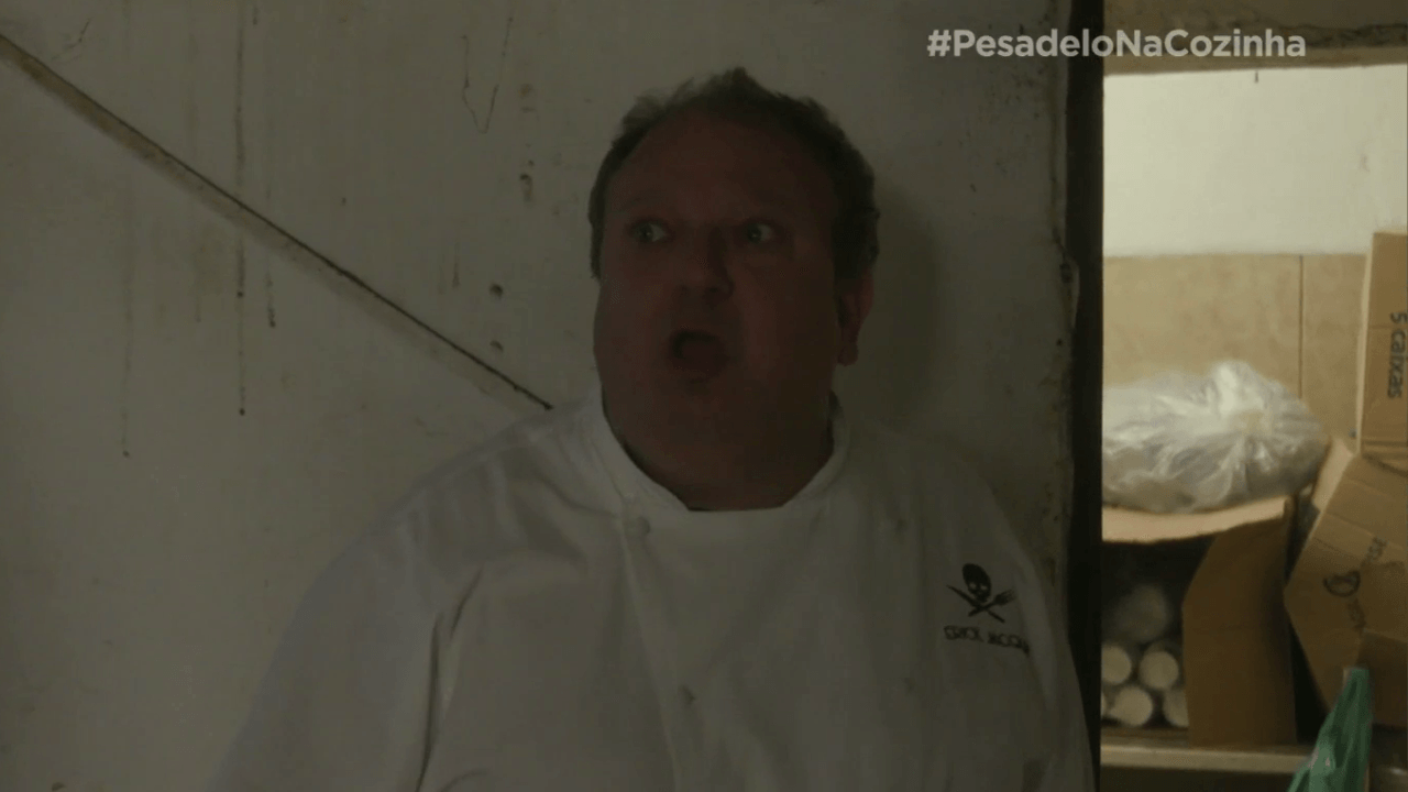 Jacquin se revolta e expulsa clientes do Bar do Dedé após encontrar comida podre