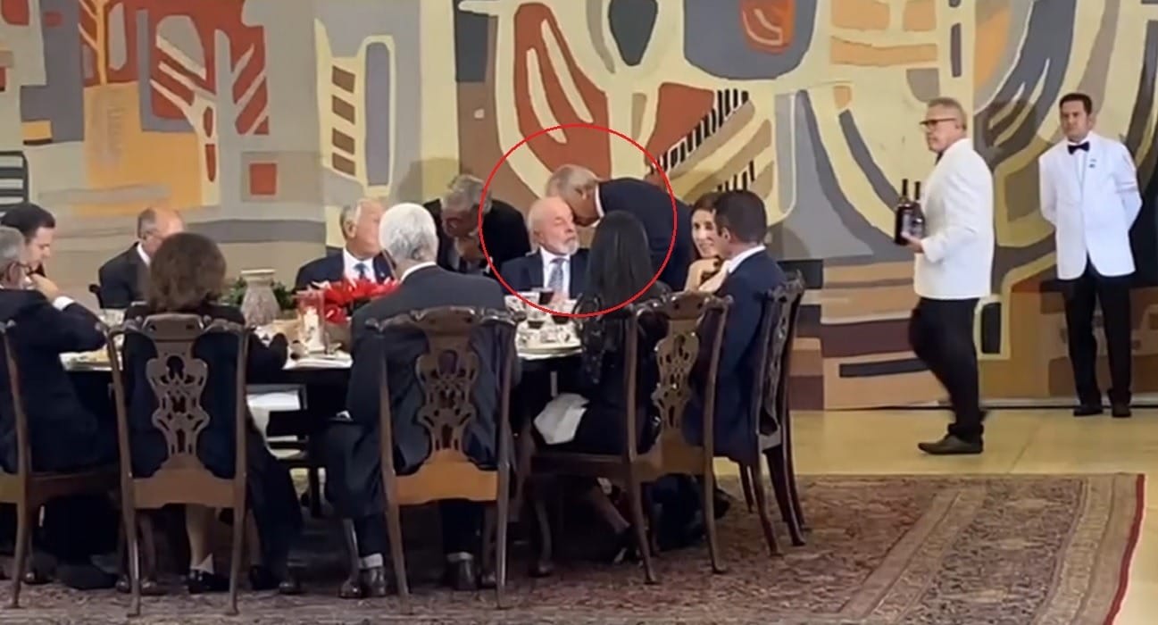 Vídeo mostra momento em que Lula recebe notícia da denúncia da PGR contra Bolsonaro; veja