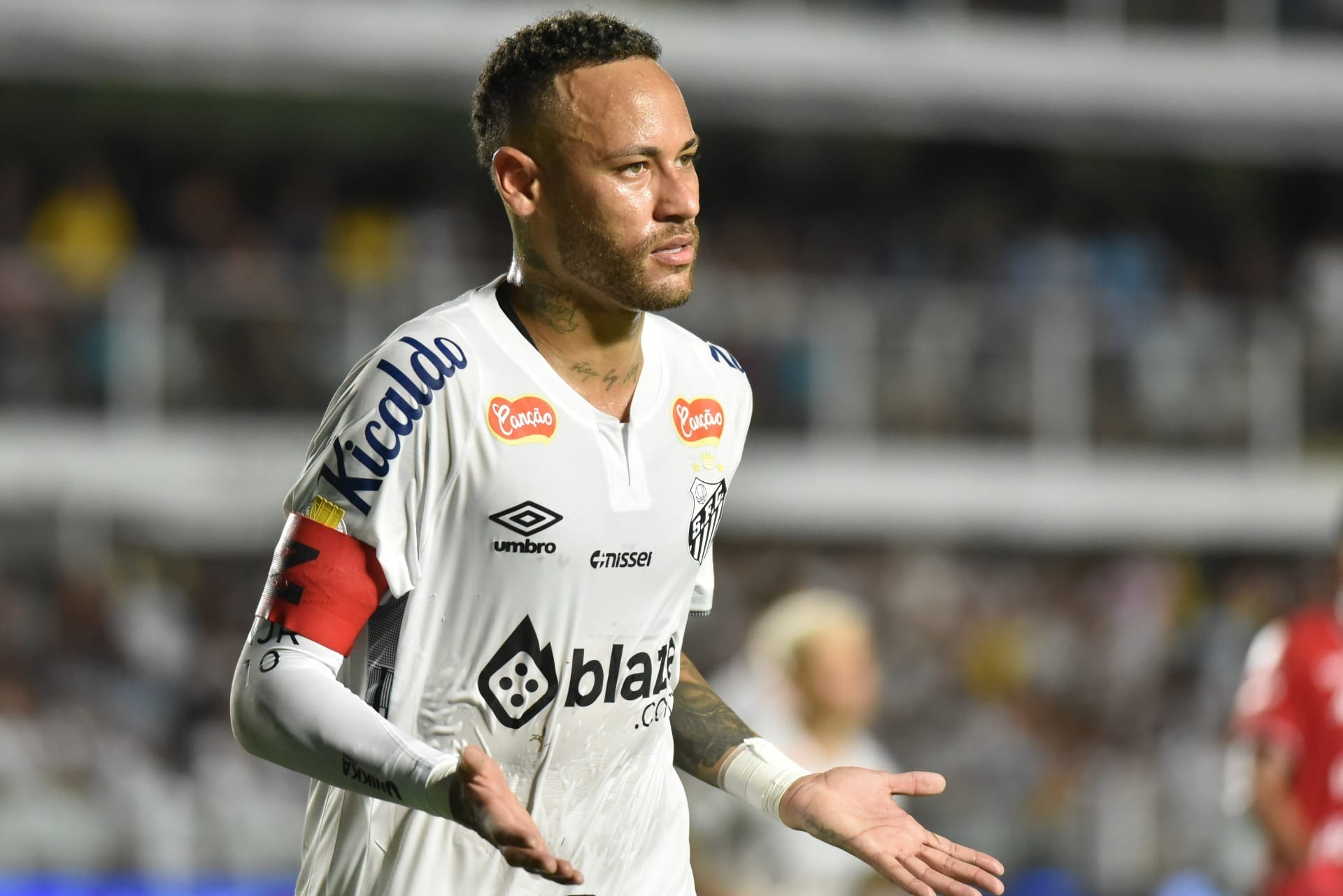 De olho em Neymar, Dorival Jr acompanha vitória do Santos contra o Noroeste na Vila