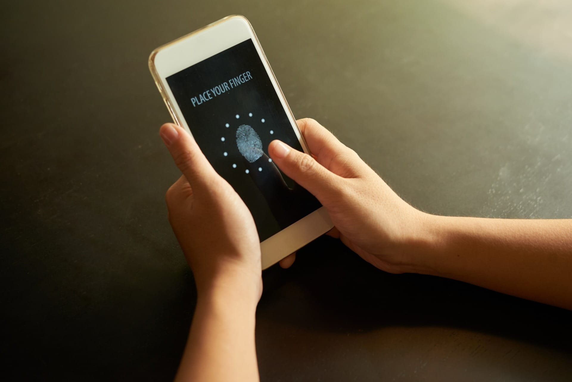 Senhas e reconhecimento facial em apps garantem uma camada extra de segurança. / Foto: Freepik