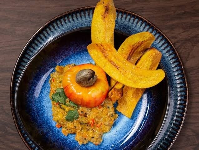 Açorda de caju ao molho de moqueca com chips de banana-da-terra verde | Band Receitas