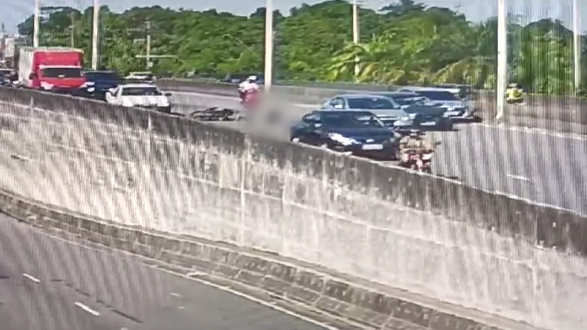 Vídeo: mulher é atropelada por bandidos durante perseguição policial no litoral de SP