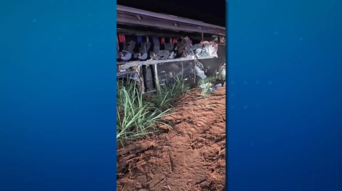 Acidente entre caminhão e ônibus deixa 12 mortos em rodovia no interior de SP