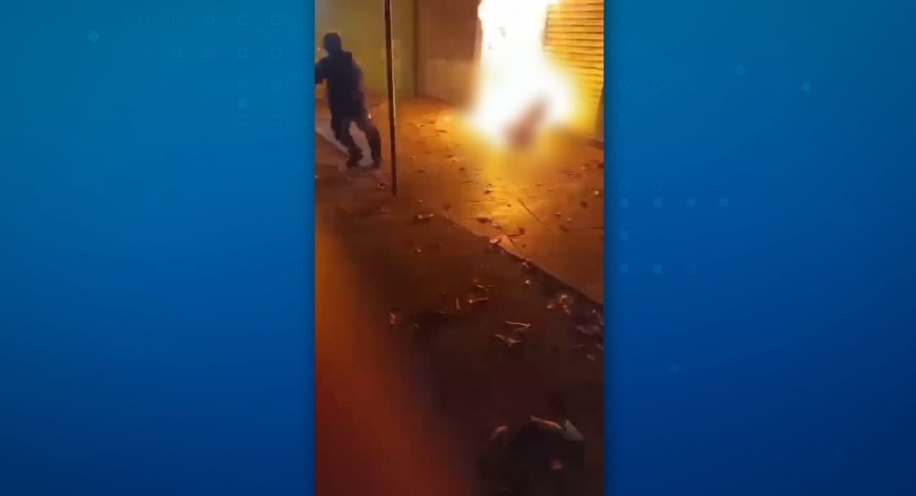 Adolescente ateia fogo em morador de rua no RJ e transmite em live de rede social