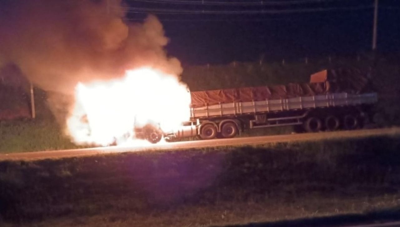 Após a batida, o caminhão pegou fogo (Foto/Roberto Torrecilhas)