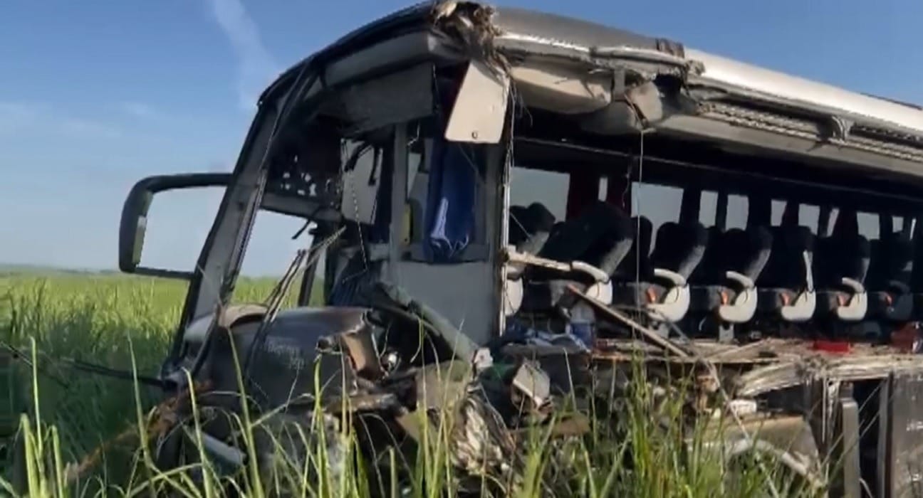 Ônibus com universitários ficou destruído após colisão com caminhão