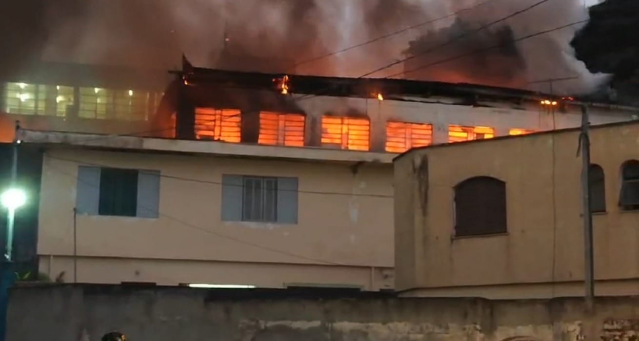 Incêndio de grandes proporções atinge fábrica de isolante térmico na zona sul de SP