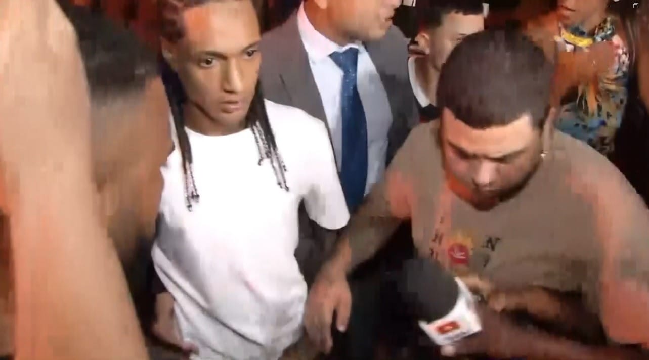Vídeo: saída do rapper Oruam de delegacia no RJ tem tumulto e confusão