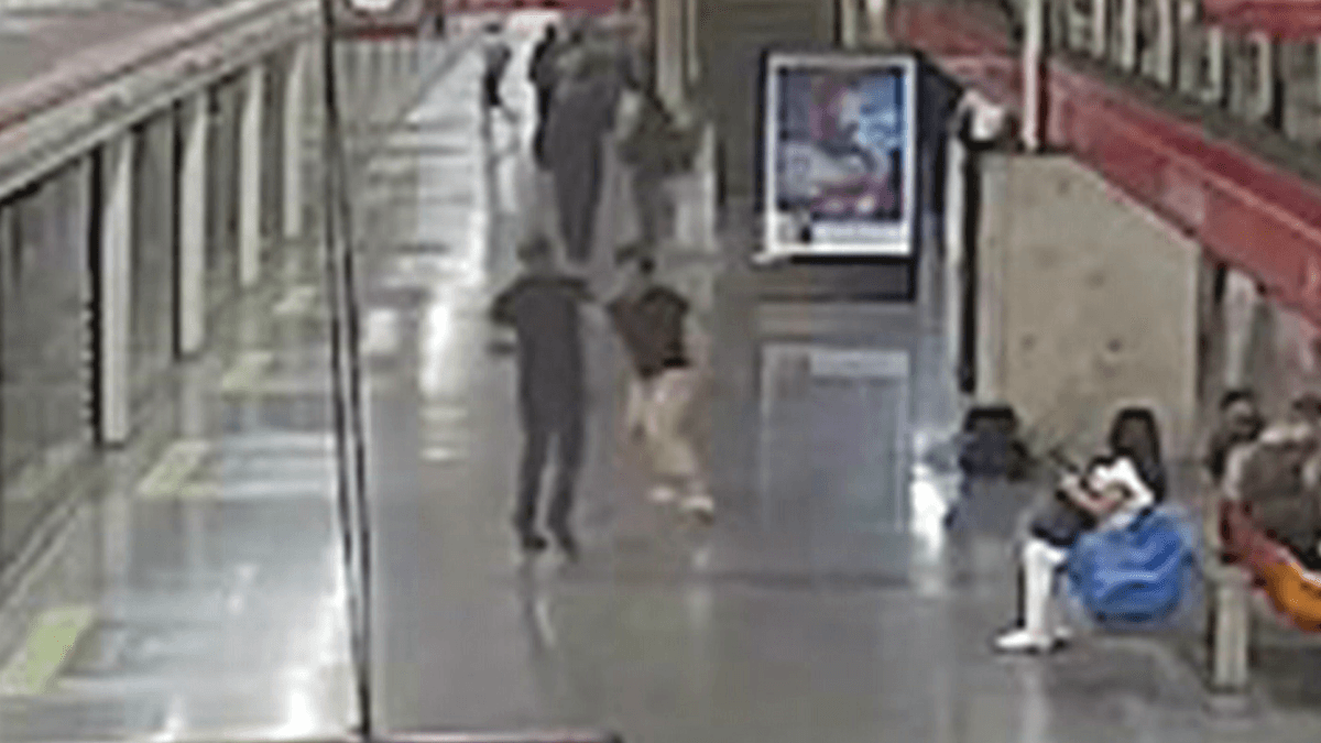 Vídeo mostra momento da briga que terminou na morte de jovem em estação de metrô em SP