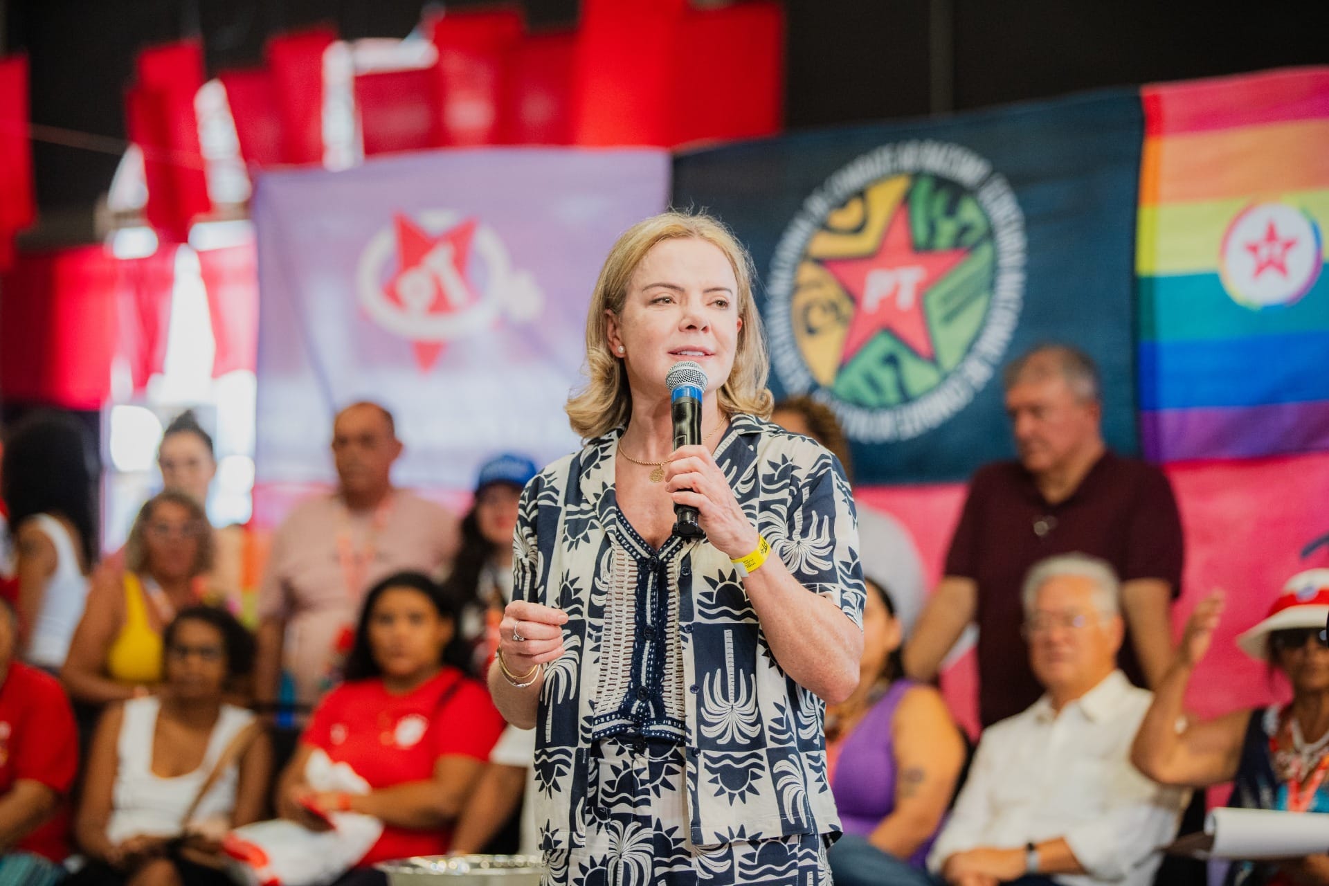 Denúncia contra o Bolsonaro "é um presente para a democracia", diz Gleisi Hoffmann