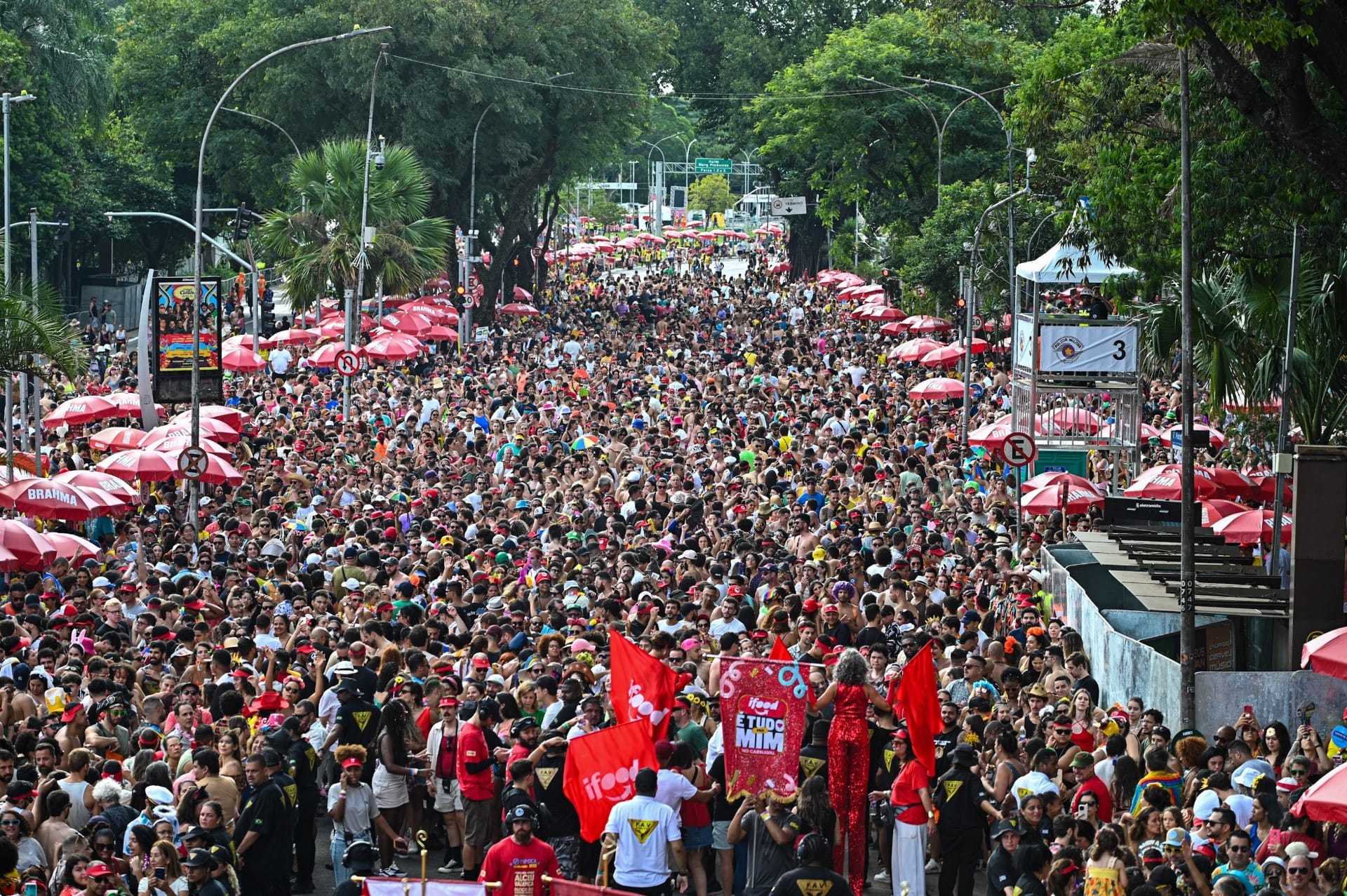 Golpe do Pix, roubos de celulares e mais: como se prevenir de crimes no Carnaval