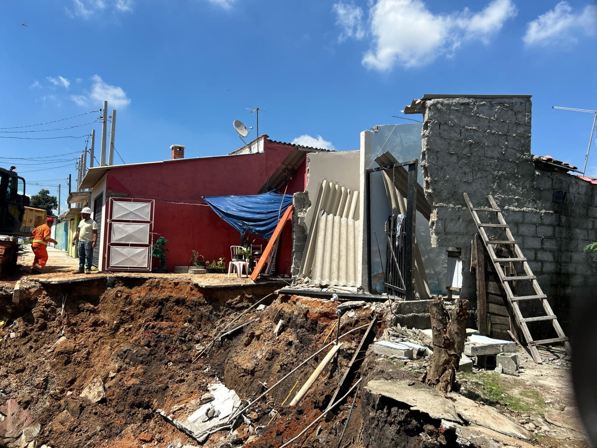 Cratera avança após fortes chuvas e engole parte de casas em Taubaté-SP