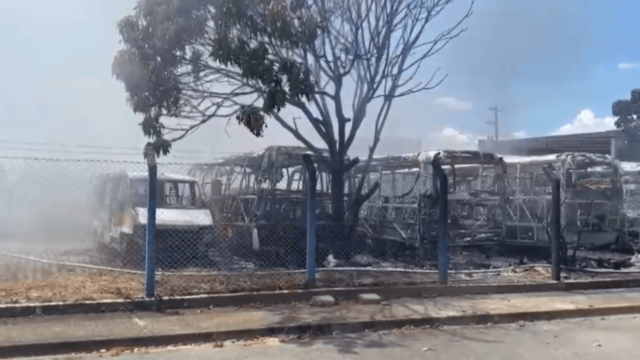 Incêndio destrói 32 ônibus escolares em Lorena