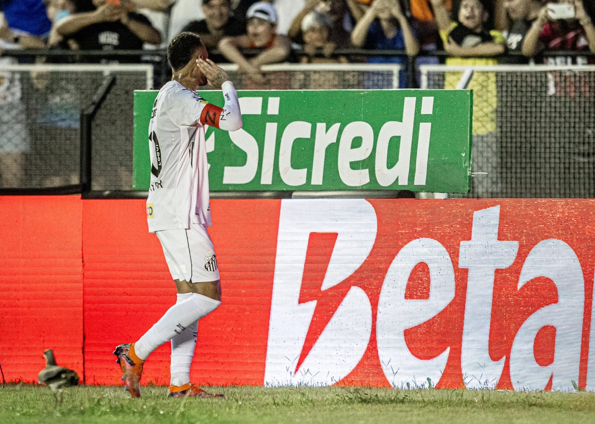 Neymar cobra CBF e diz que campanha contra gramado sintético é "para a evolução do futebol"