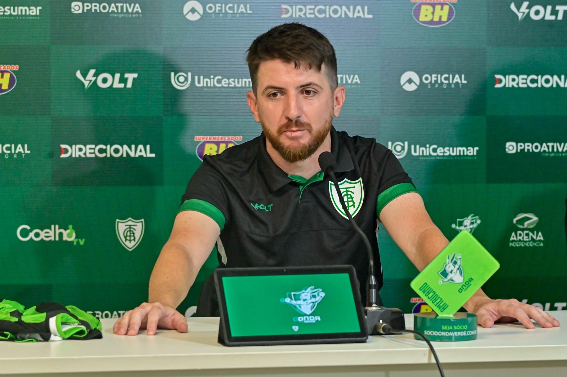 Técnico do América-MG se emociona após eliminar o Cruzeiro e lembra fase como Uber