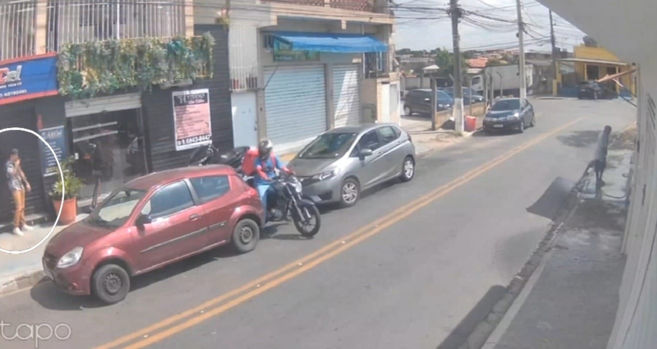 Vídeo: barbeiro reage a tentativa de assalto e é baleado em Cotia (SP)