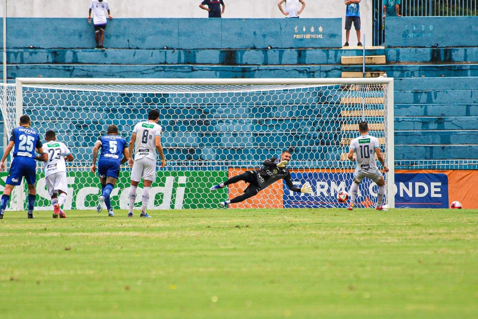 Defesa de pênalti do goleiro Ariel