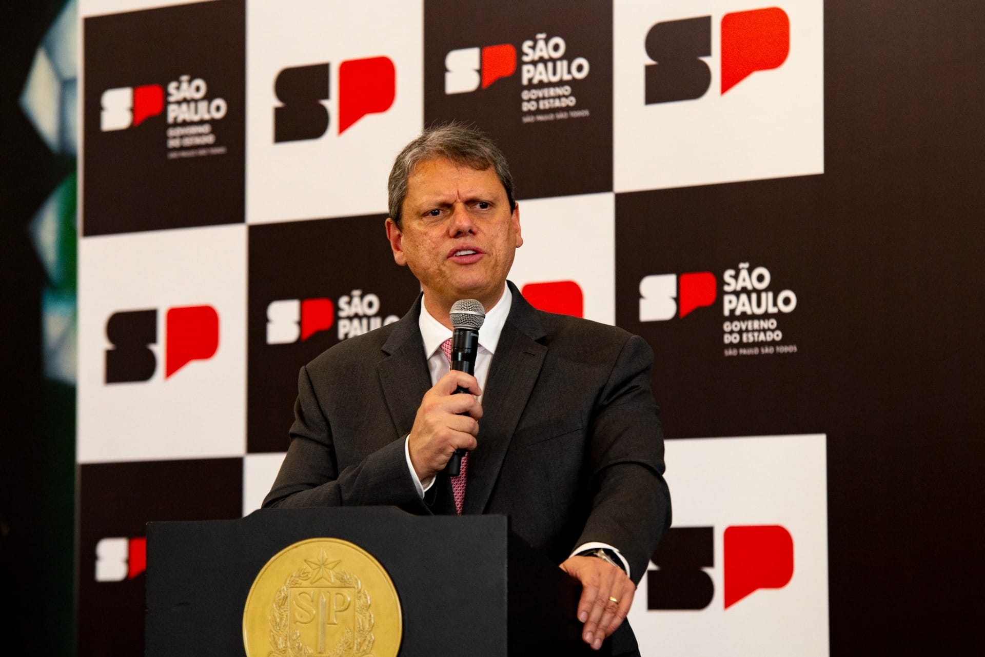 SP: Tarcísio de Freitas extingue a Empresa Metropolitana de Transportes Urbanos