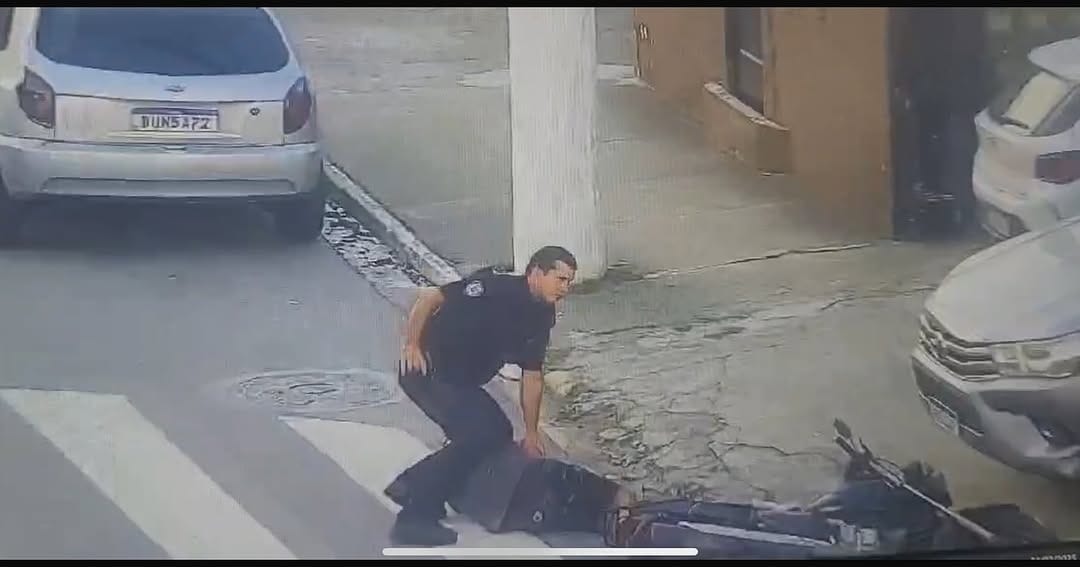 Homem interceptado por placa adulterada tenta fugir, cai e é preso em São Sebastião: veja vídeo