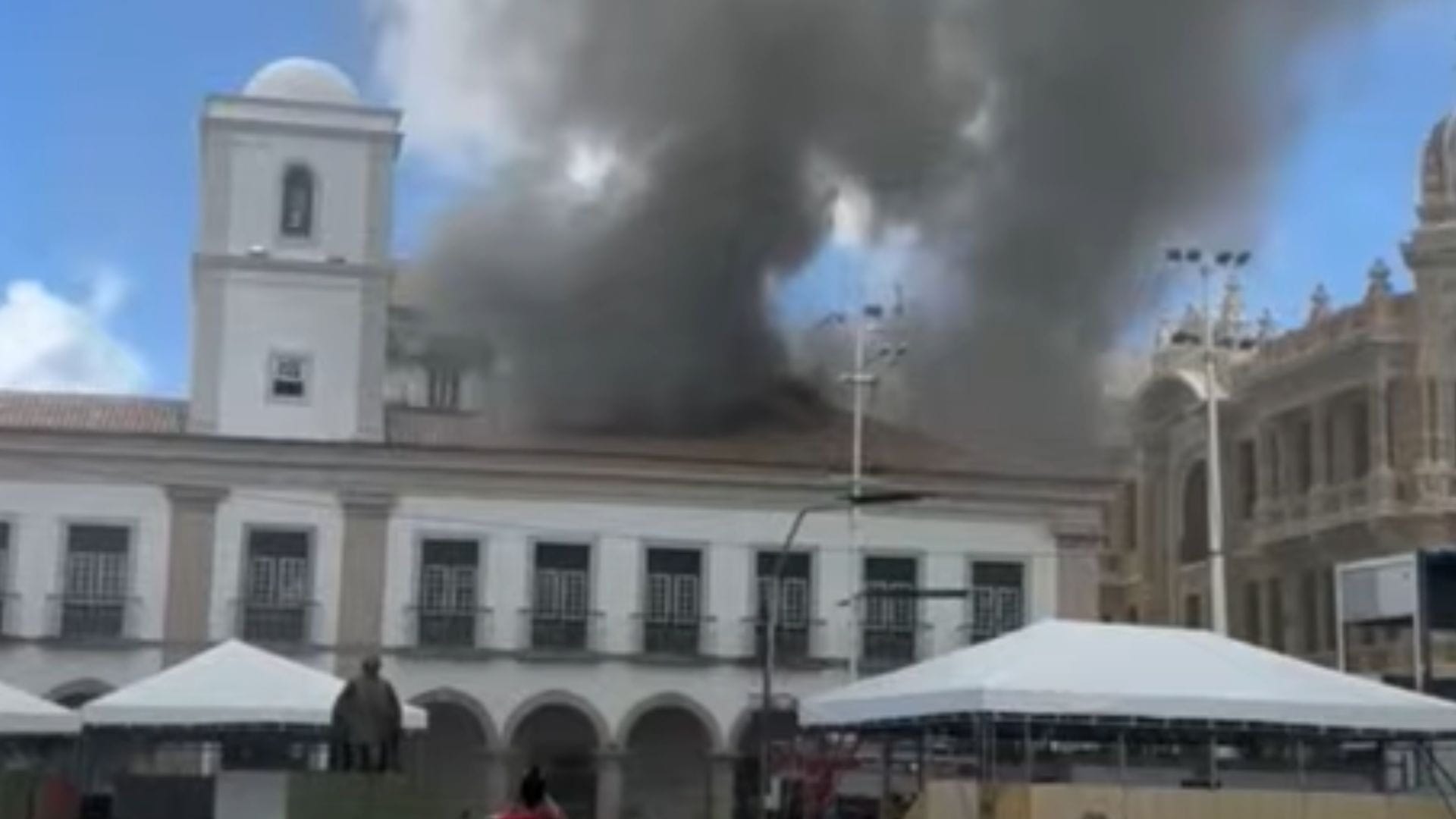 Incêndio atinge prédio histórico da Câmara Municipal de Salvador, na Bahia