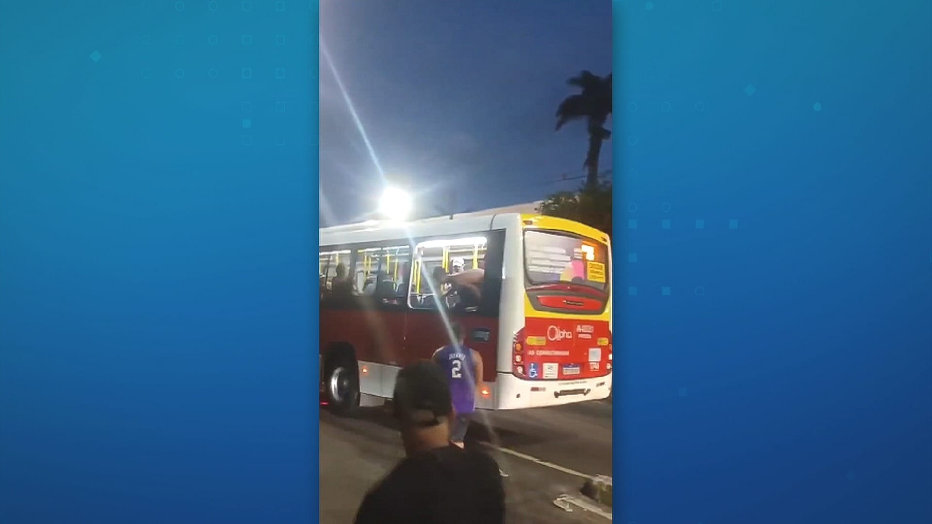 Passageiro com arma de choque faz ladrões fugirem pela janela de ônibus que roubariam no RJ