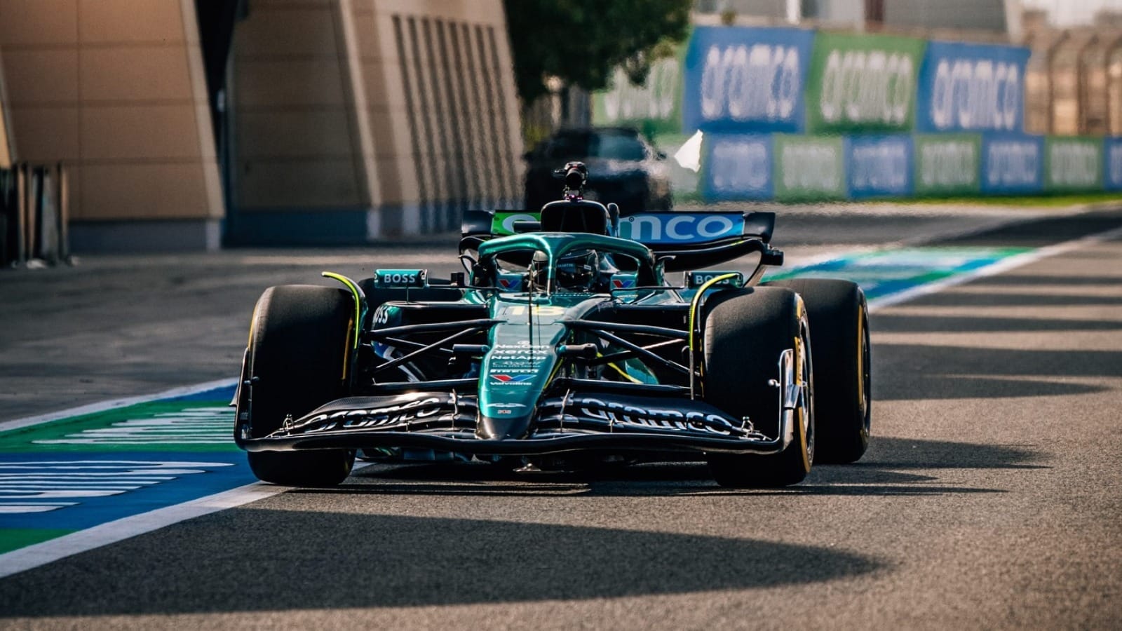 Aston Martin faz primeiro teste em pista com o modelo da temporada 2025
