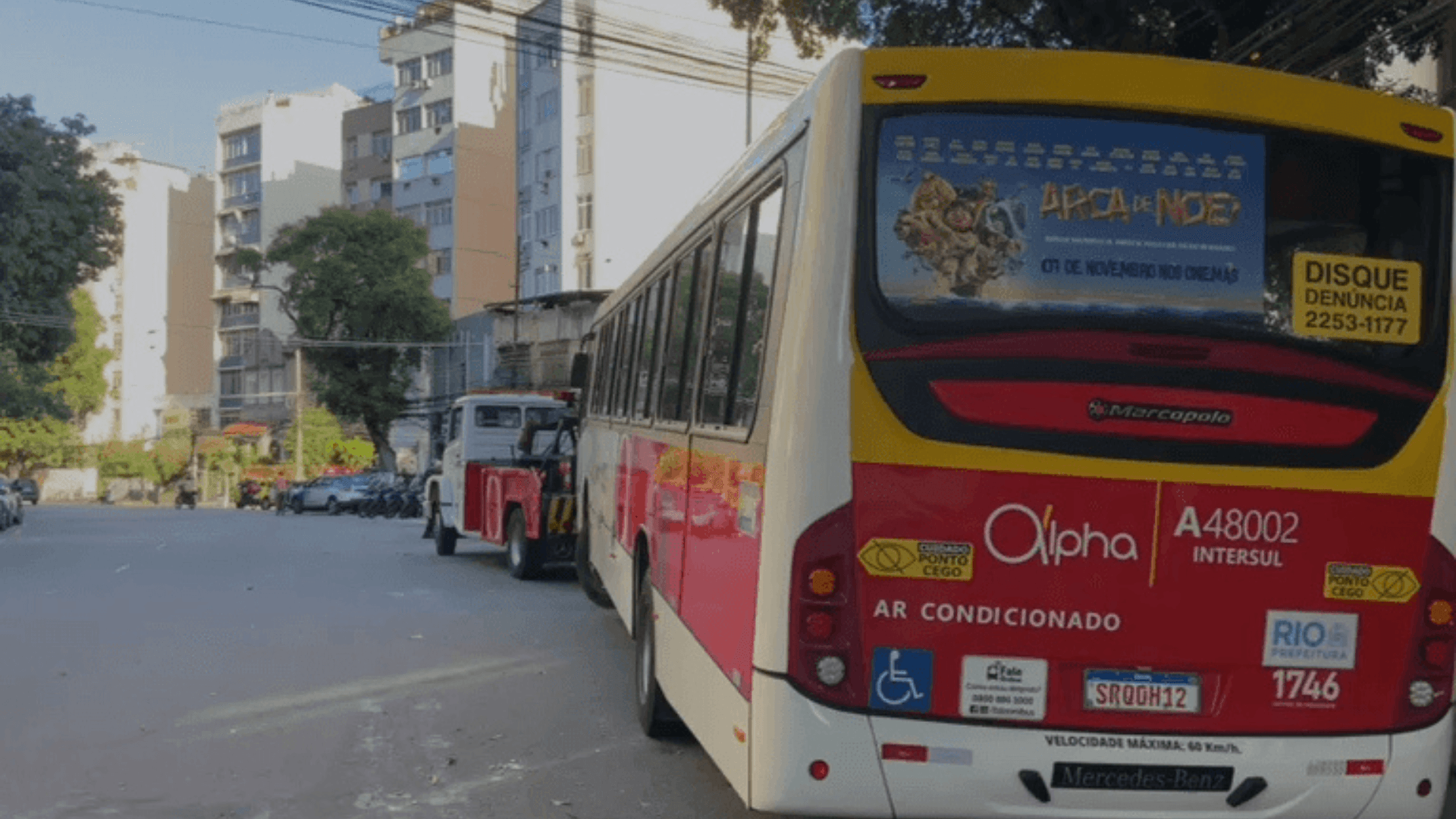 Nove pessoas pulam de ônibus durante tentativa de assalto em Botafogo