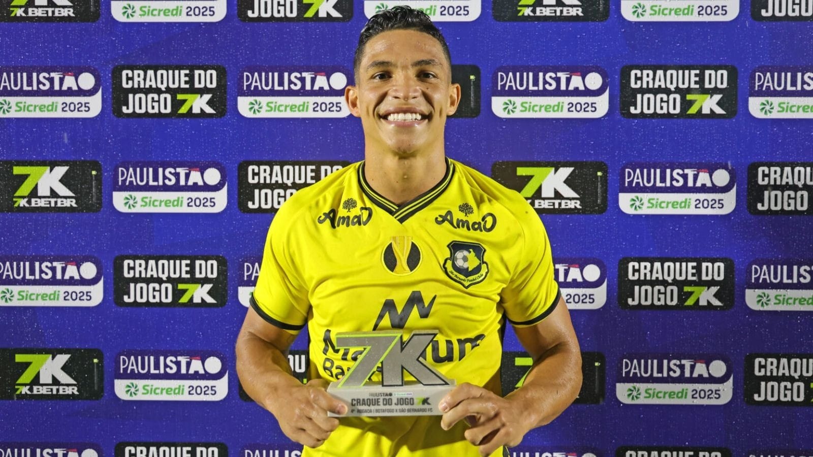 Lateral do São Bernardo reprova jogos de futebol em gramados sintéticos: "Não gosto"