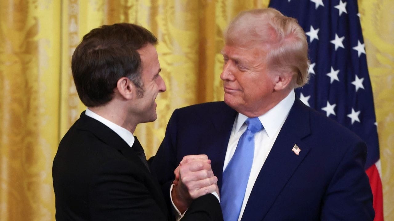 Macron pede suspensão de investimentos nos Estados Unidos após tarifaço de Trump