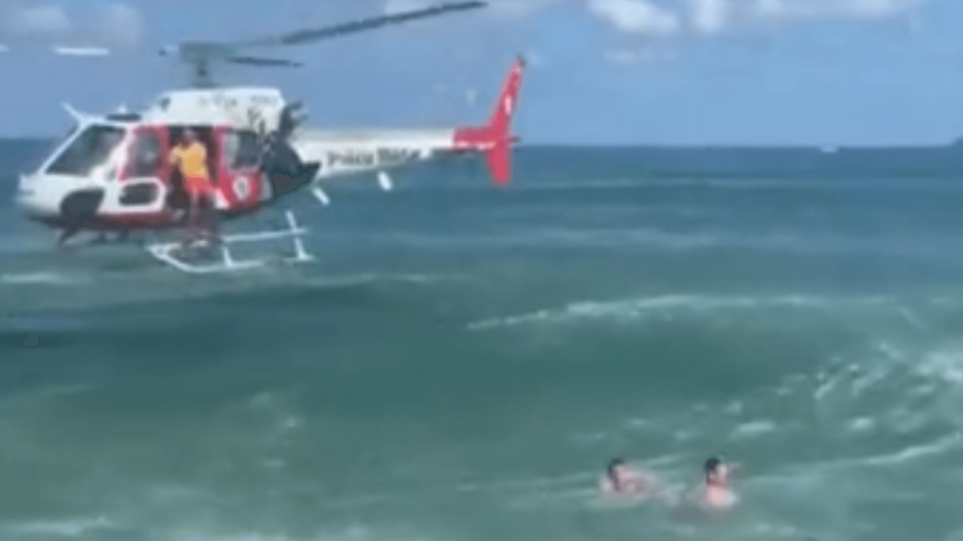 Jovem se afoga no mar e é resgatado pelo helicóptero Águia, em Ubatuba; veja vídeo