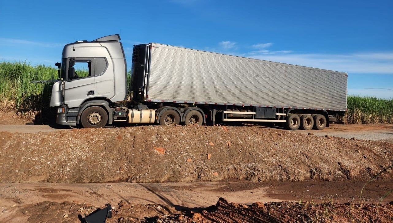 Carreta é localizada em Limeira após motorista ser feito refém durante roubo em Campinas