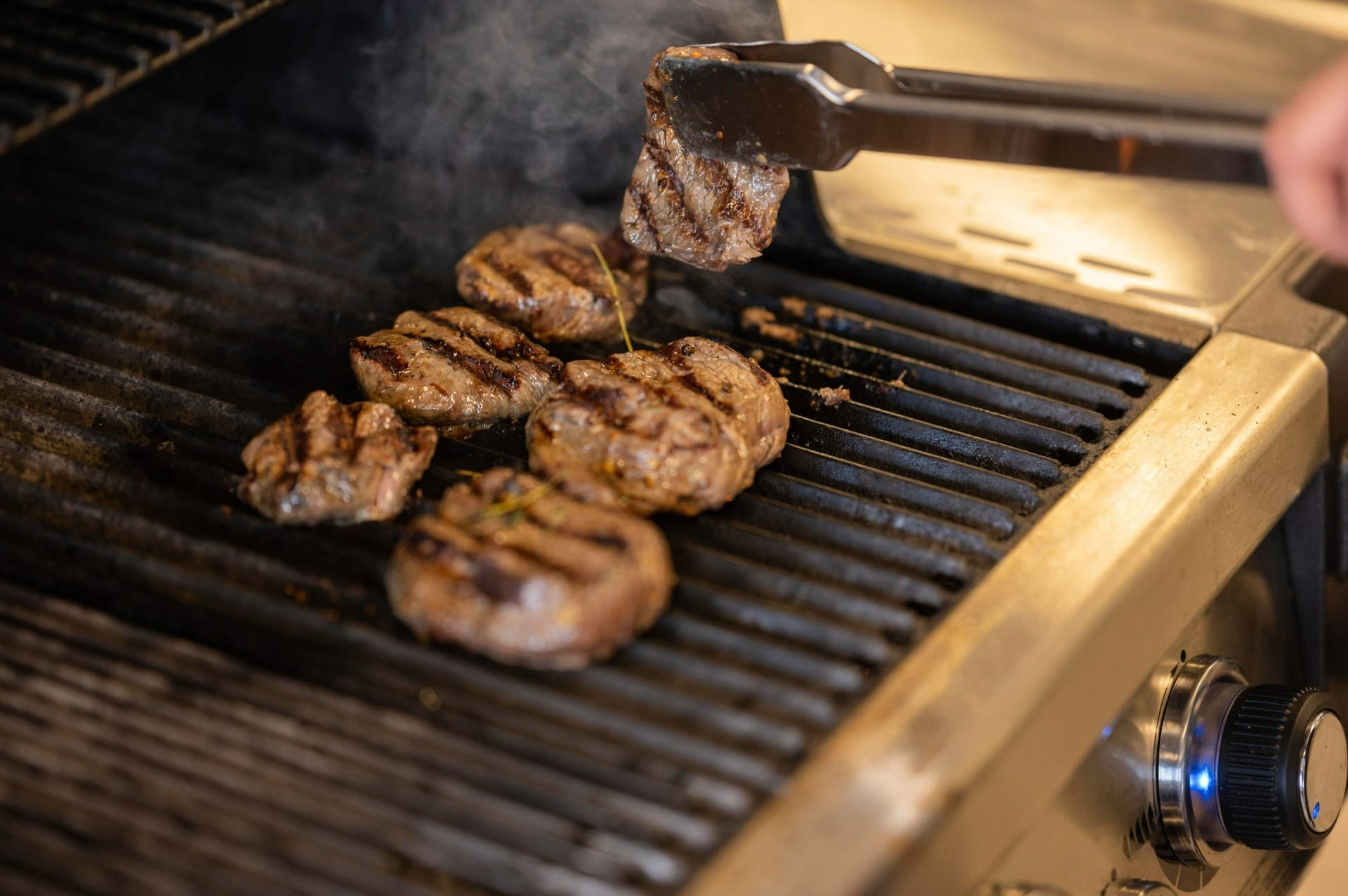 A escolha da churrasqueira depende de alguns fatores, como espaço e estilo de churrasco. / Foto: Freepik