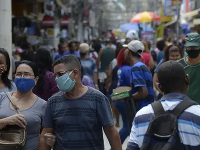 Uso de máscaras, novos hábitos e mais: o que mudou desde o primeiro caso de Covid-19 no Brasil?