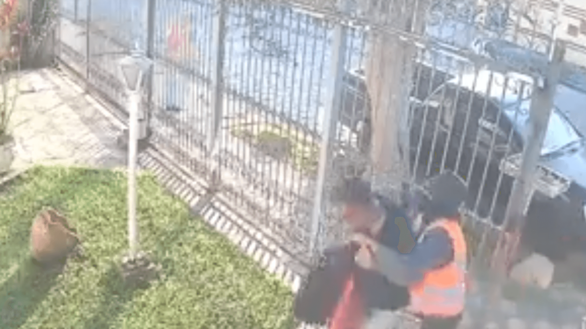 Policial sofre tentativa de assalto, reage e atira contra os assaltantes em Jacareí; veja vídeo