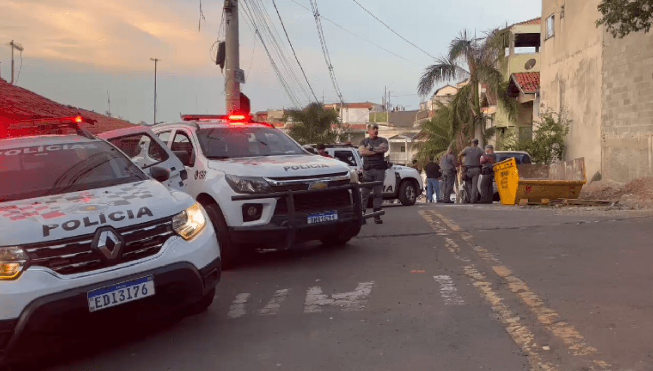 Casal é encontrado morto dentro de casa; polícia suspeita de feminicídio seguido de suicídio