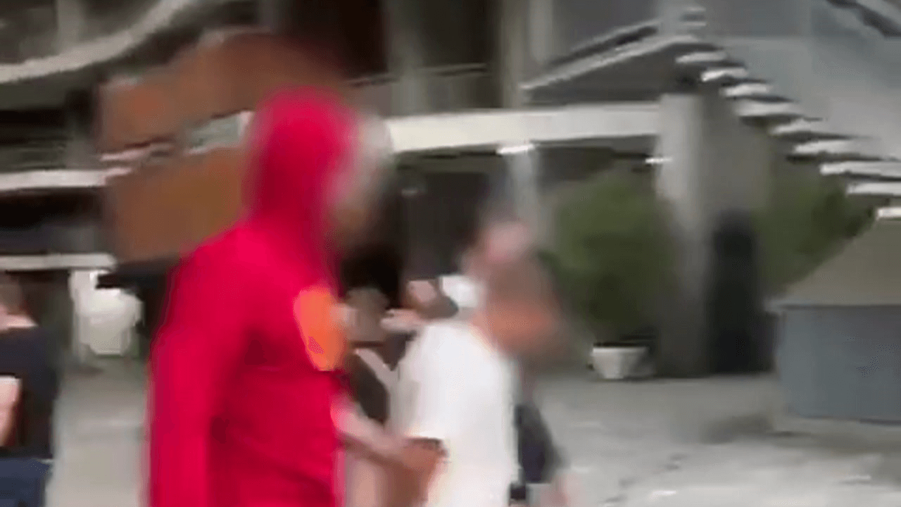Padre e Chapolin colorado fazem prisão de ladrões no carnaval de São Paulo